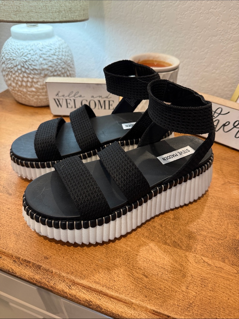 NWOT Steve Madden Black and White Platform Sandal